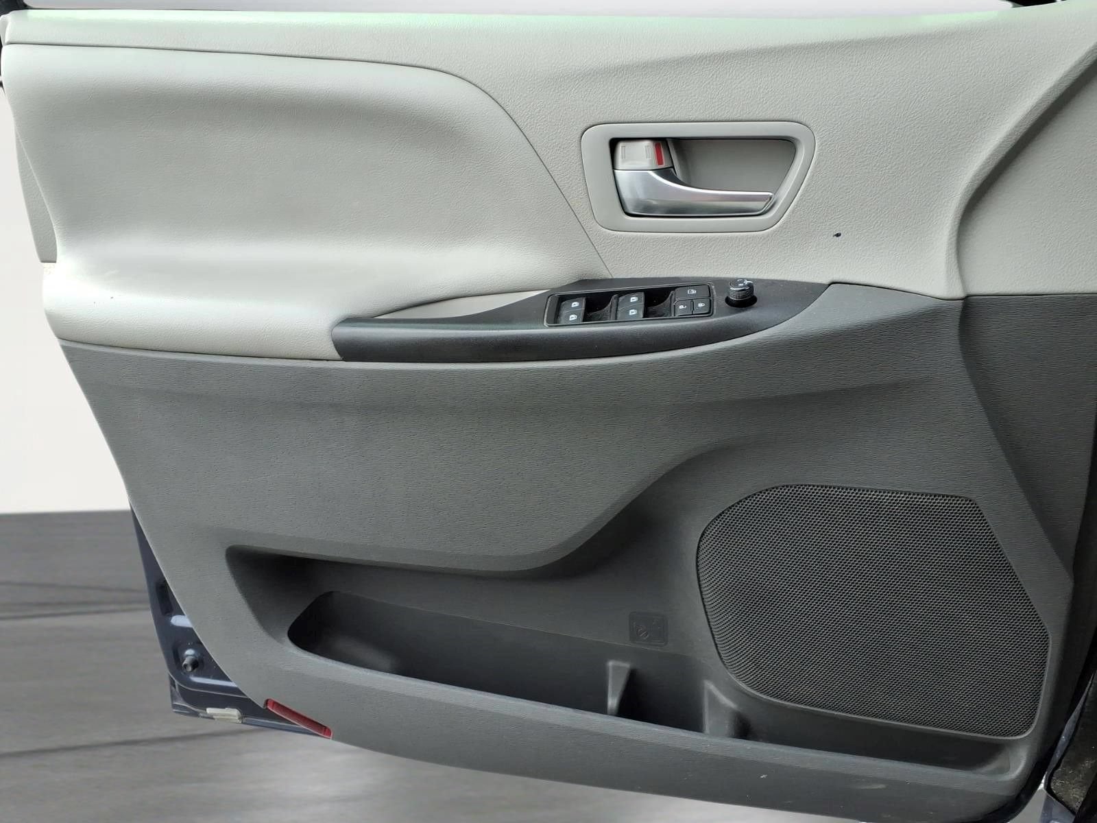2018 Toyota Sienna LE Auto Access Seat
