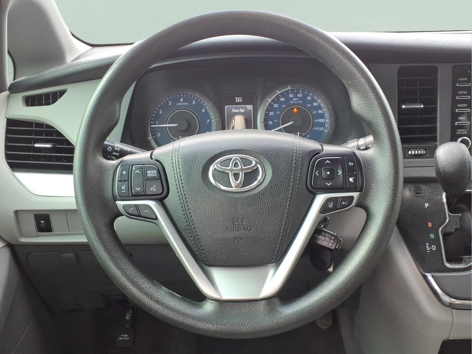 2018 Toyota Sienna LE Auto Access Seat