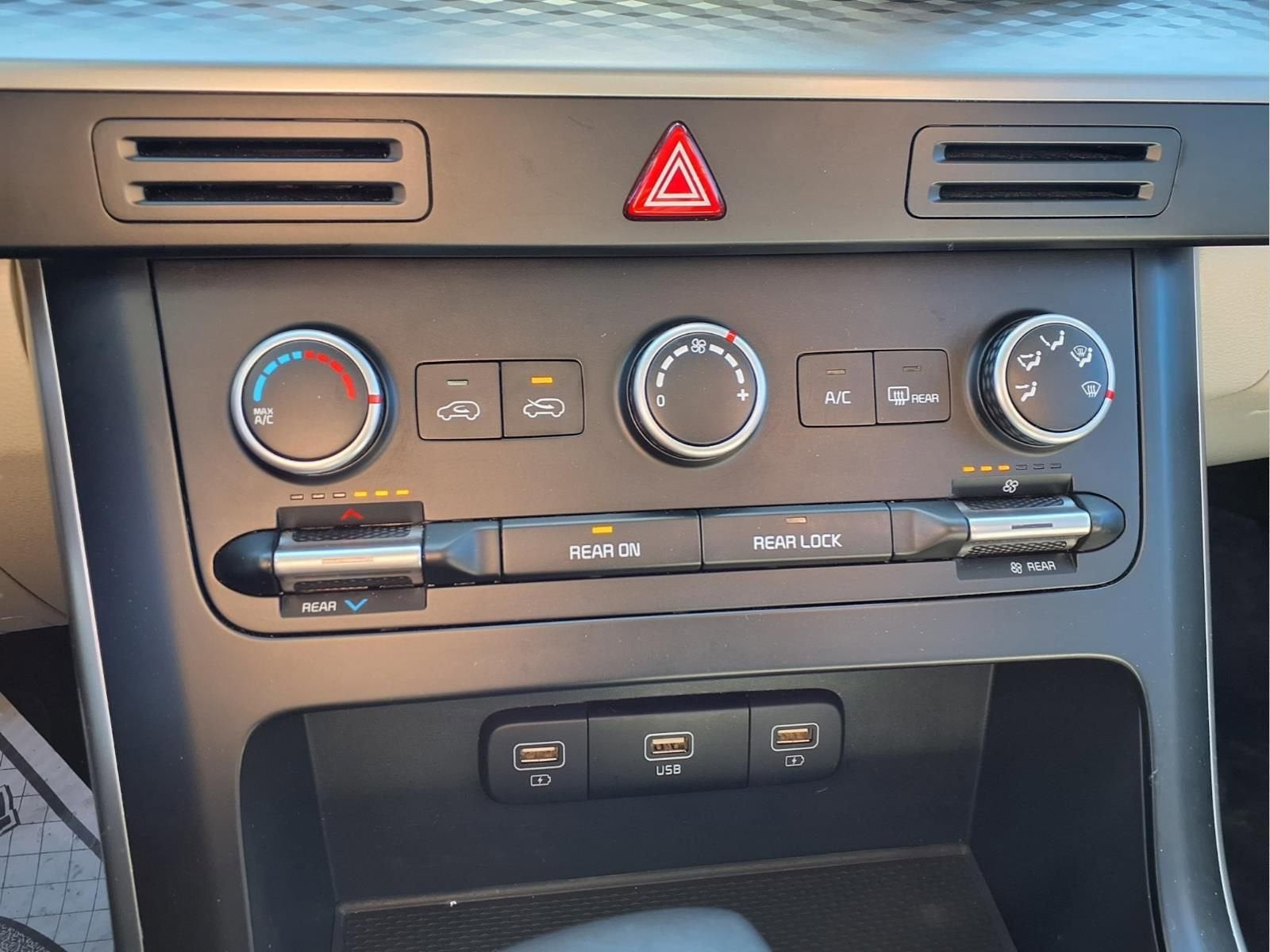 2024 Kia Carnival LX